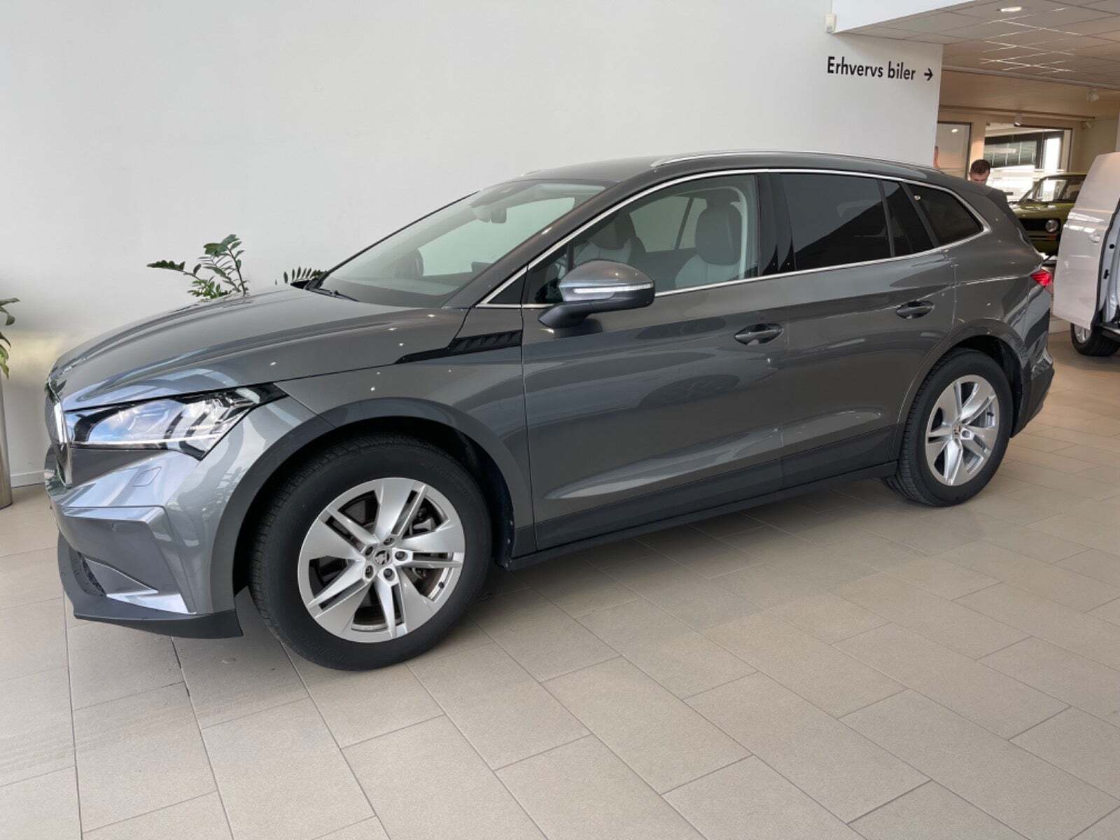 Grå Skoda Enyaq fra 2024
