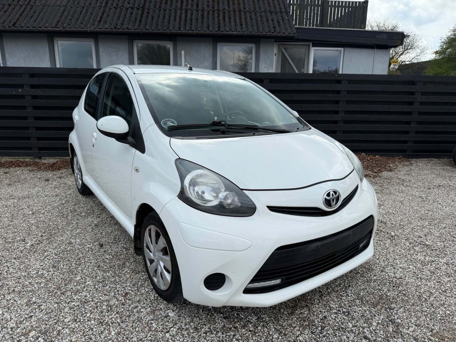Hvid Toyota Aygo fra 2012