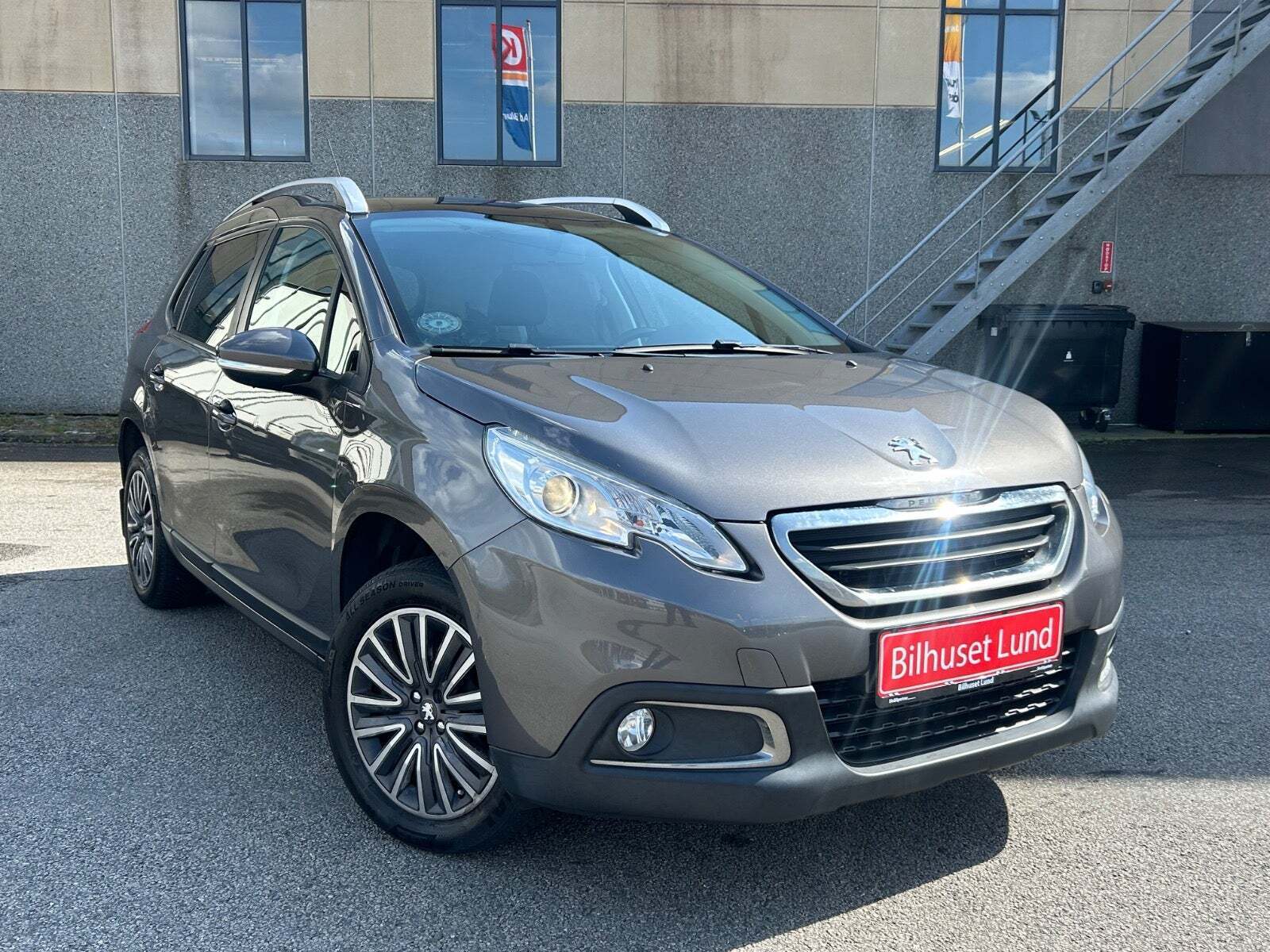 Grå Peugeot 2008 fra 2015 set udefra