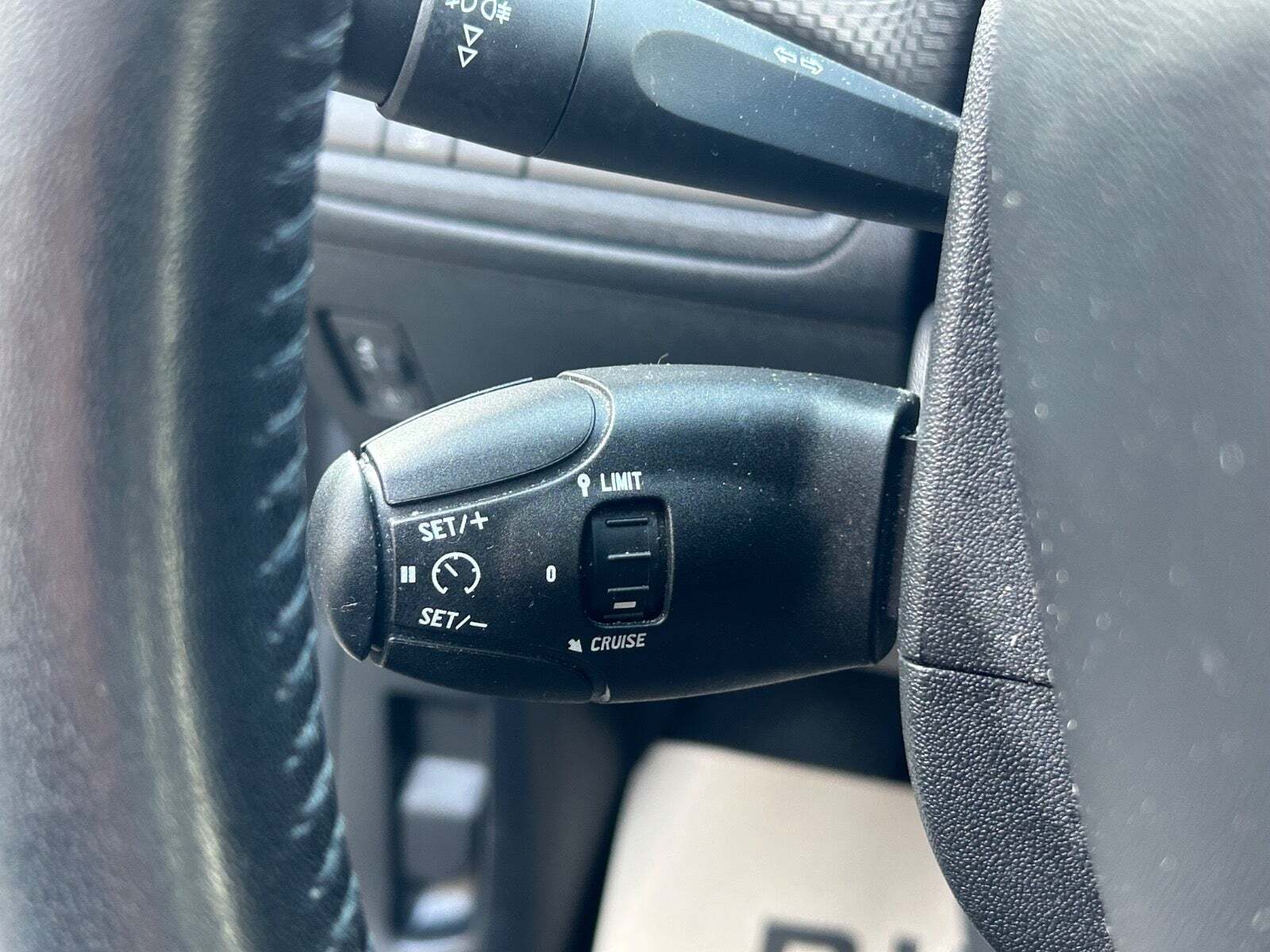 Grå Peugeot 2008 fra 2015