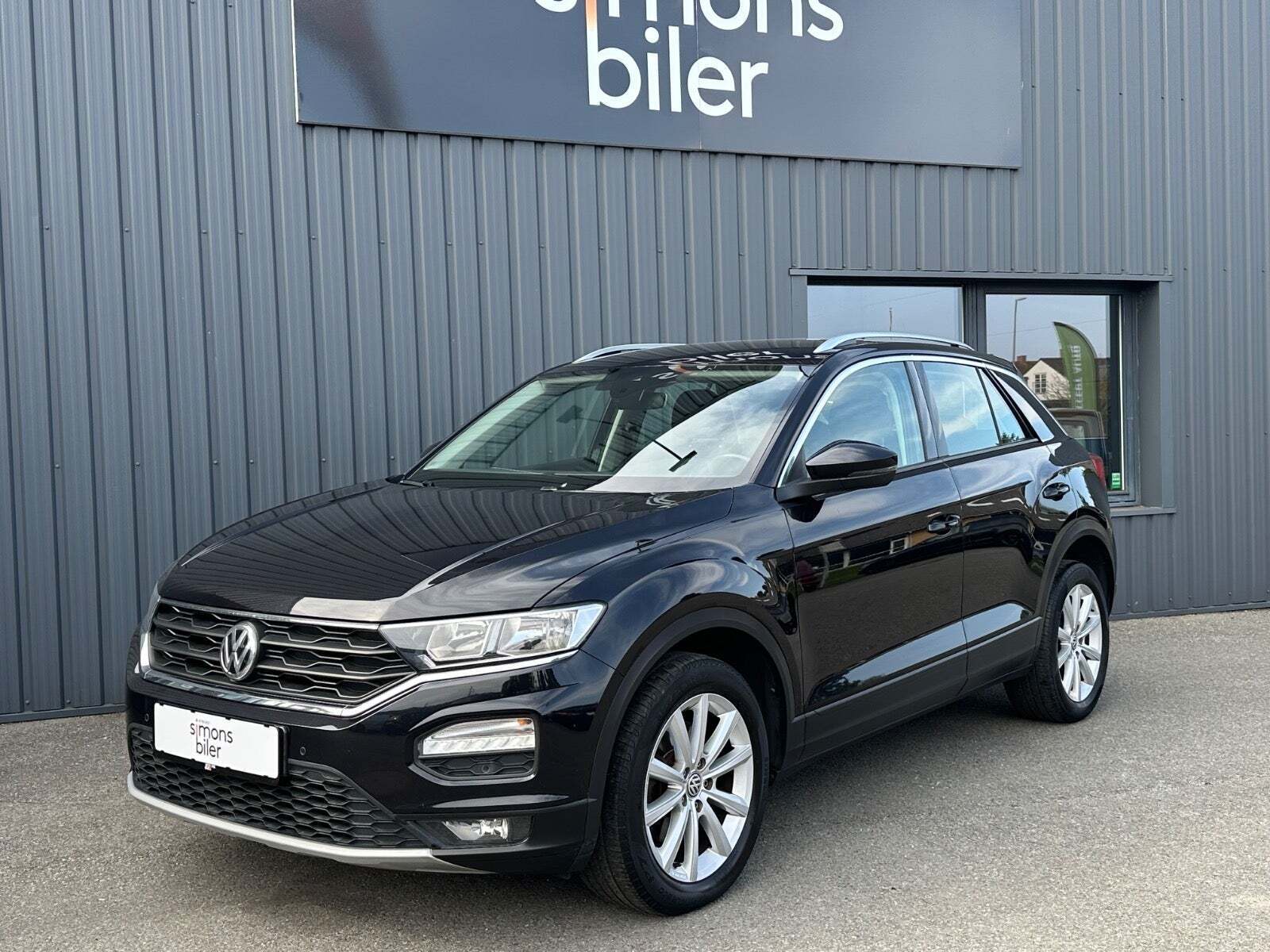 Sort VW T-Roc fra 2018 set udefra