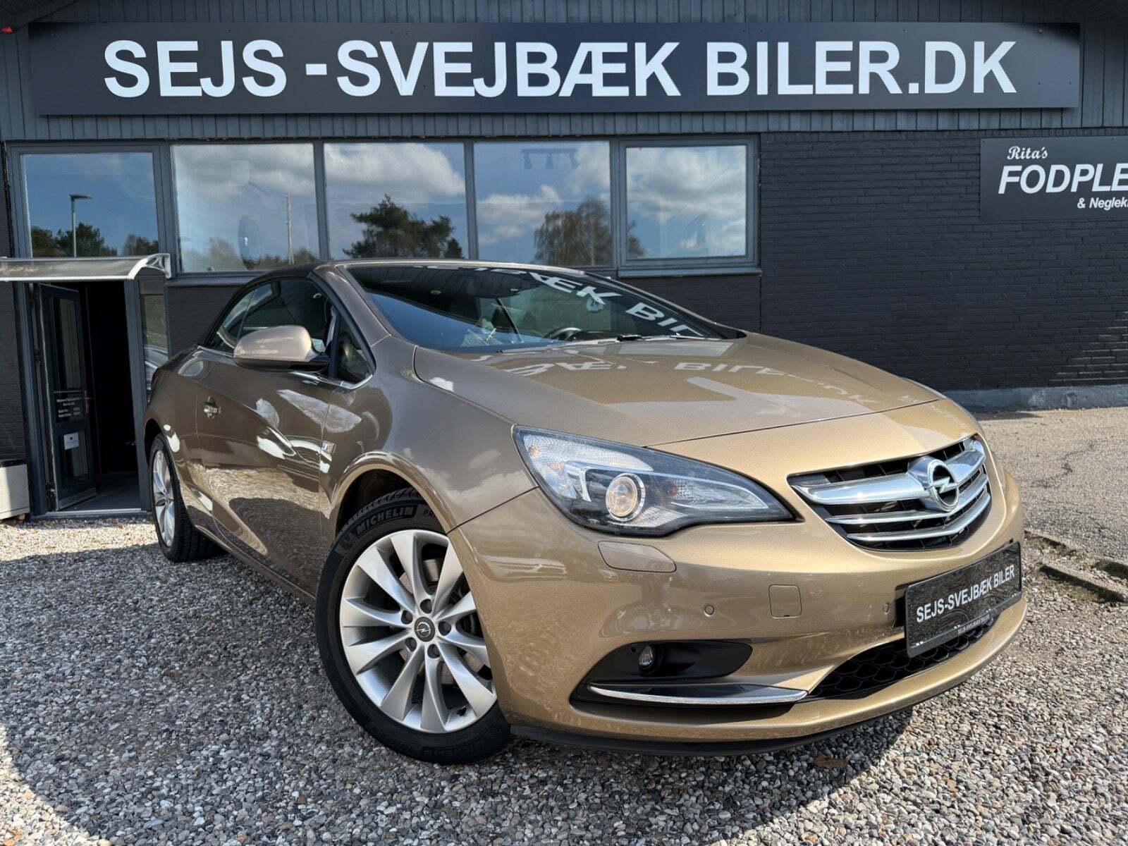 Gul Opel Cascada fra 2013 set udefra