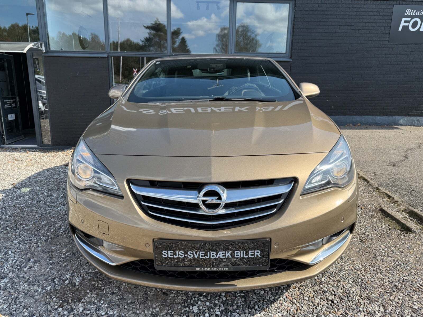 Gul Opel Cascada fra 2013 set udefra