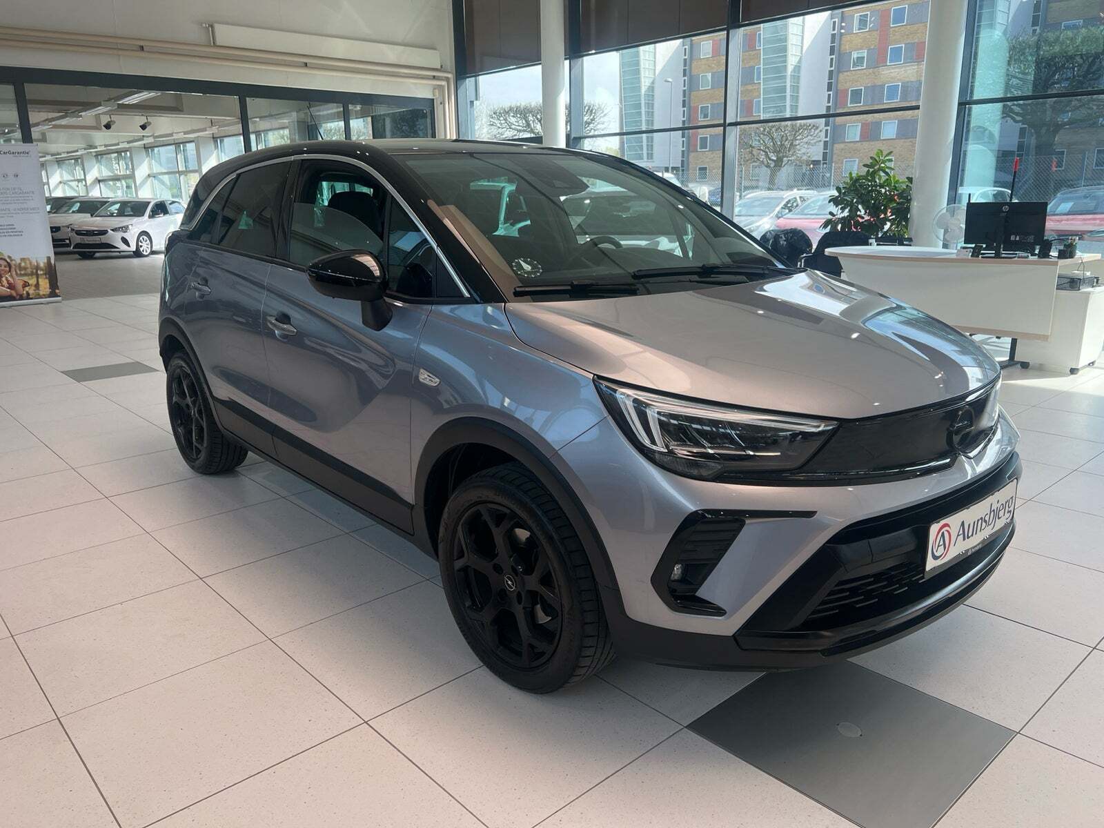 Sølv Opel Crossland fra 2023 set udefra