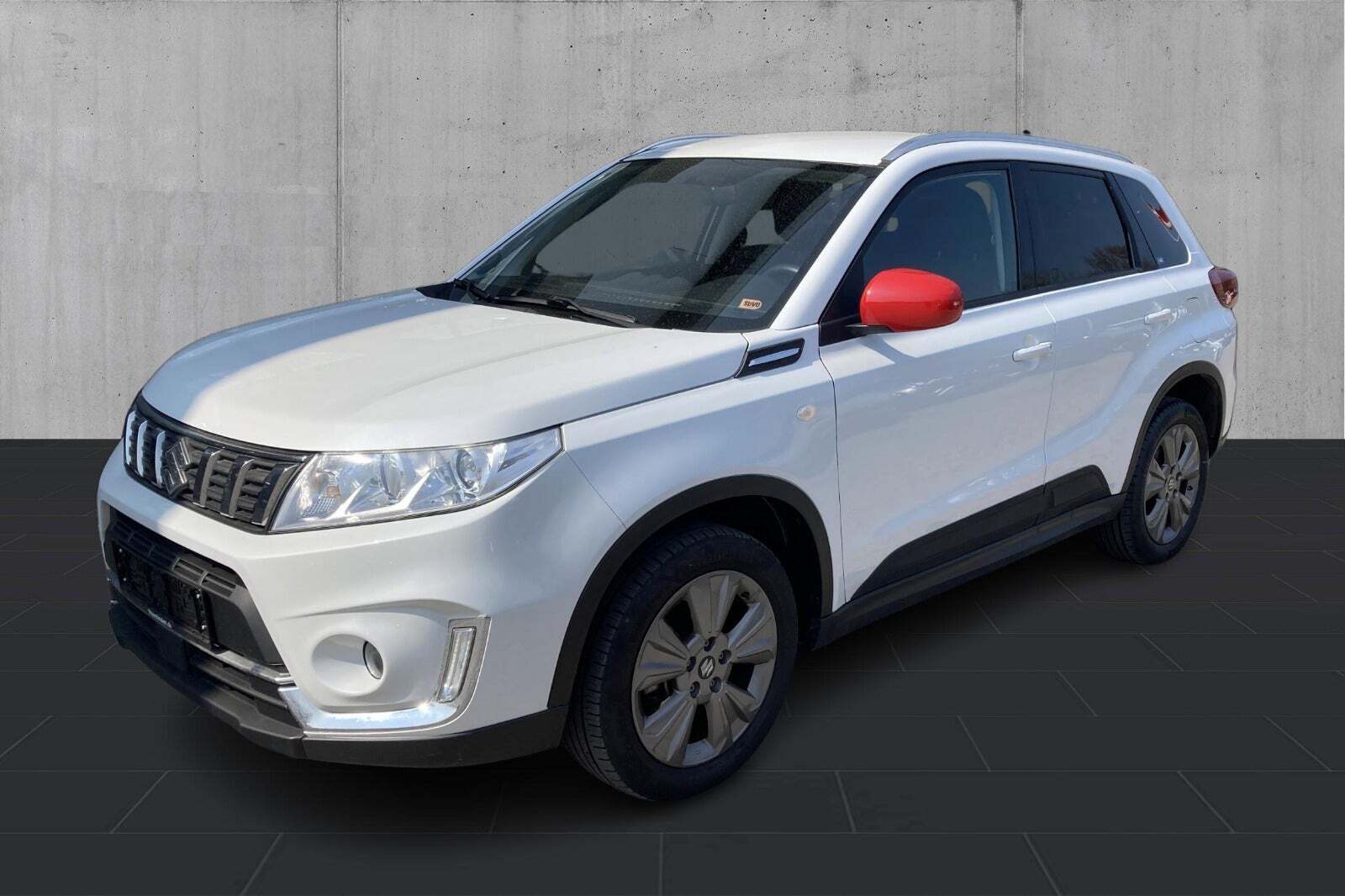 Hvid Suzuki Vitara fra 2018 set udefra