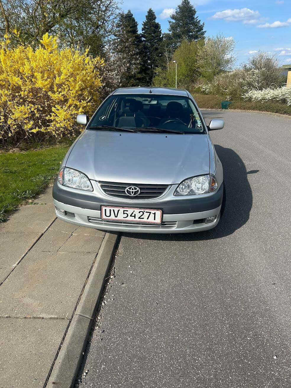 Sølv Toyota Avensis fra 2002