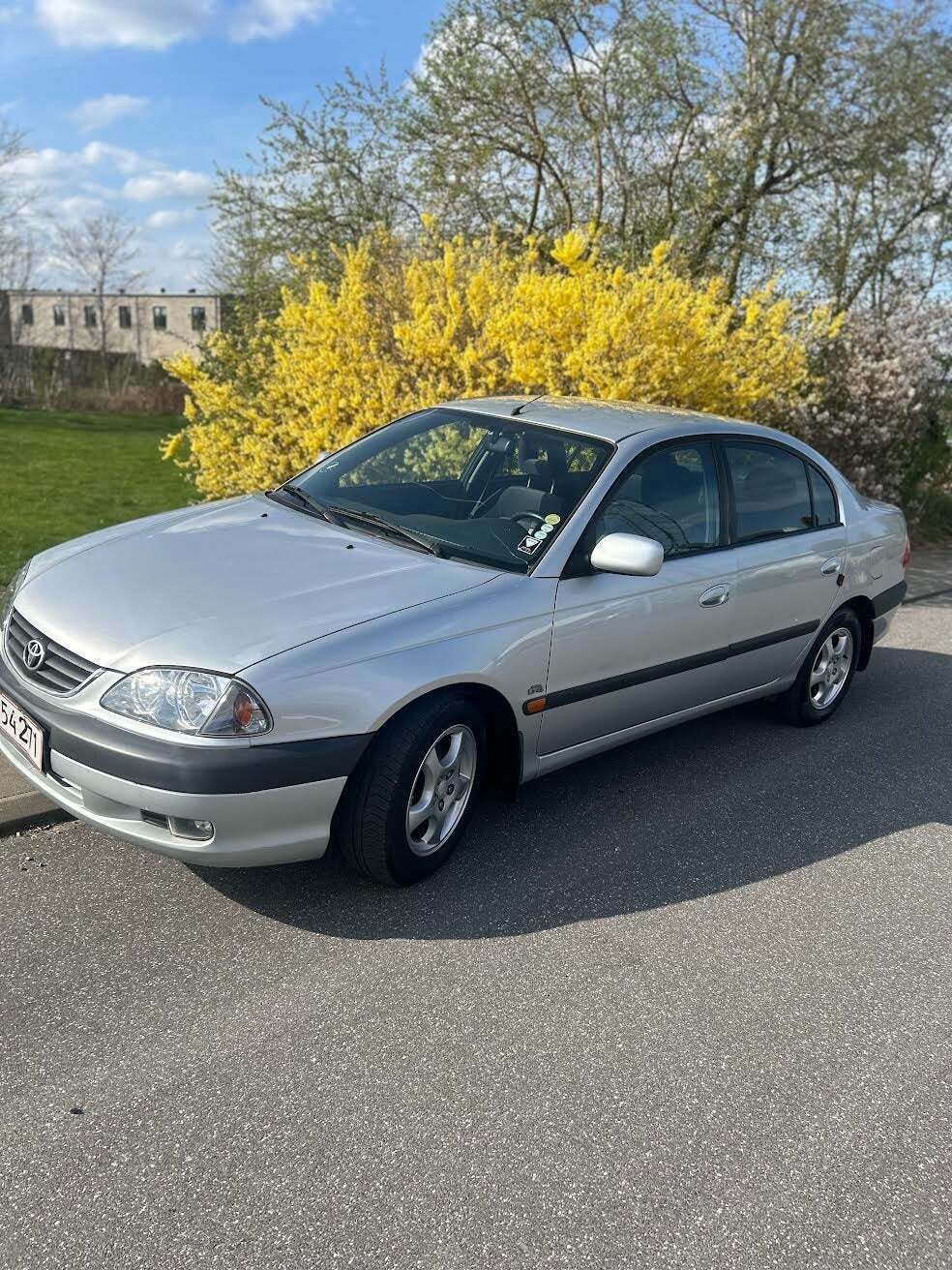 Sølv Toyota Avensis fra 2002