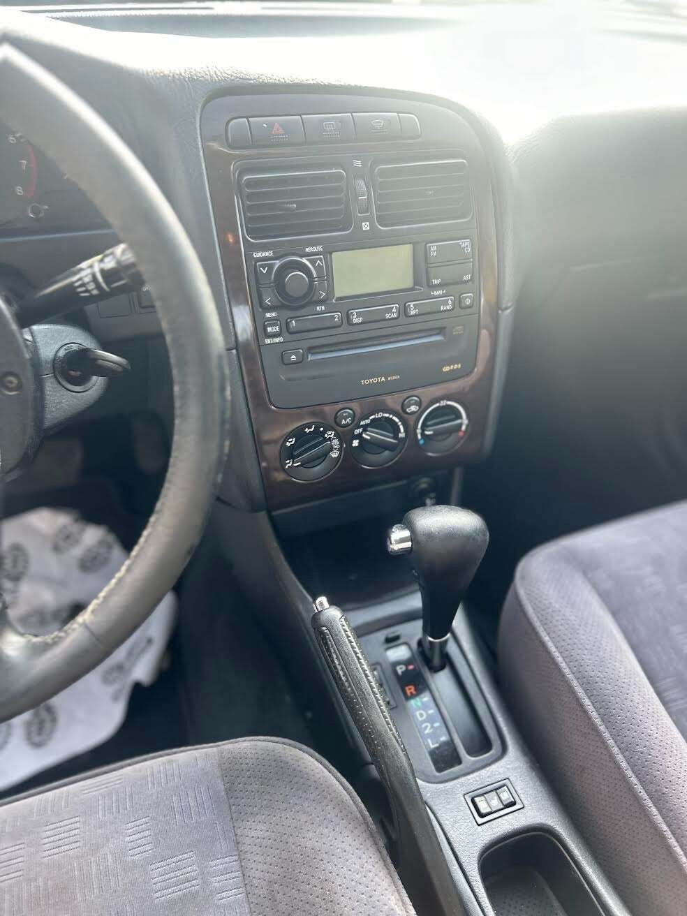 Sølv Toyota Avensis fra 2002