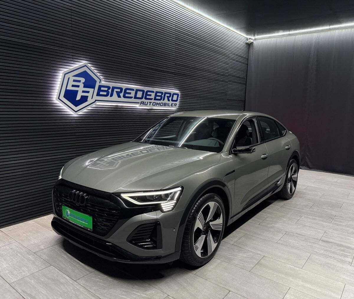 Grå Audi Q8 e-tron fra 2024 set udefra