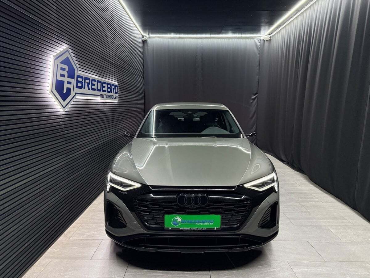 Grå Audi Q8 e-tron fra 2024