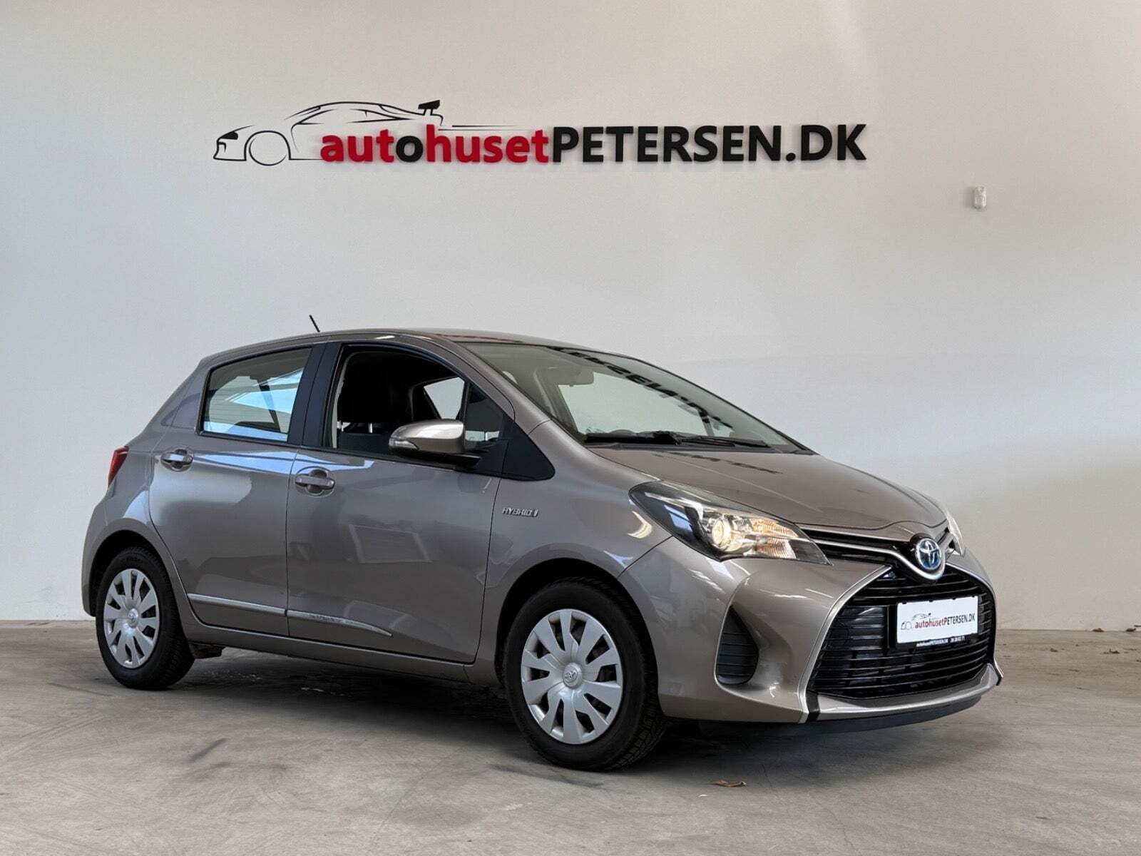 Grå Toyota Yaris fra 2014