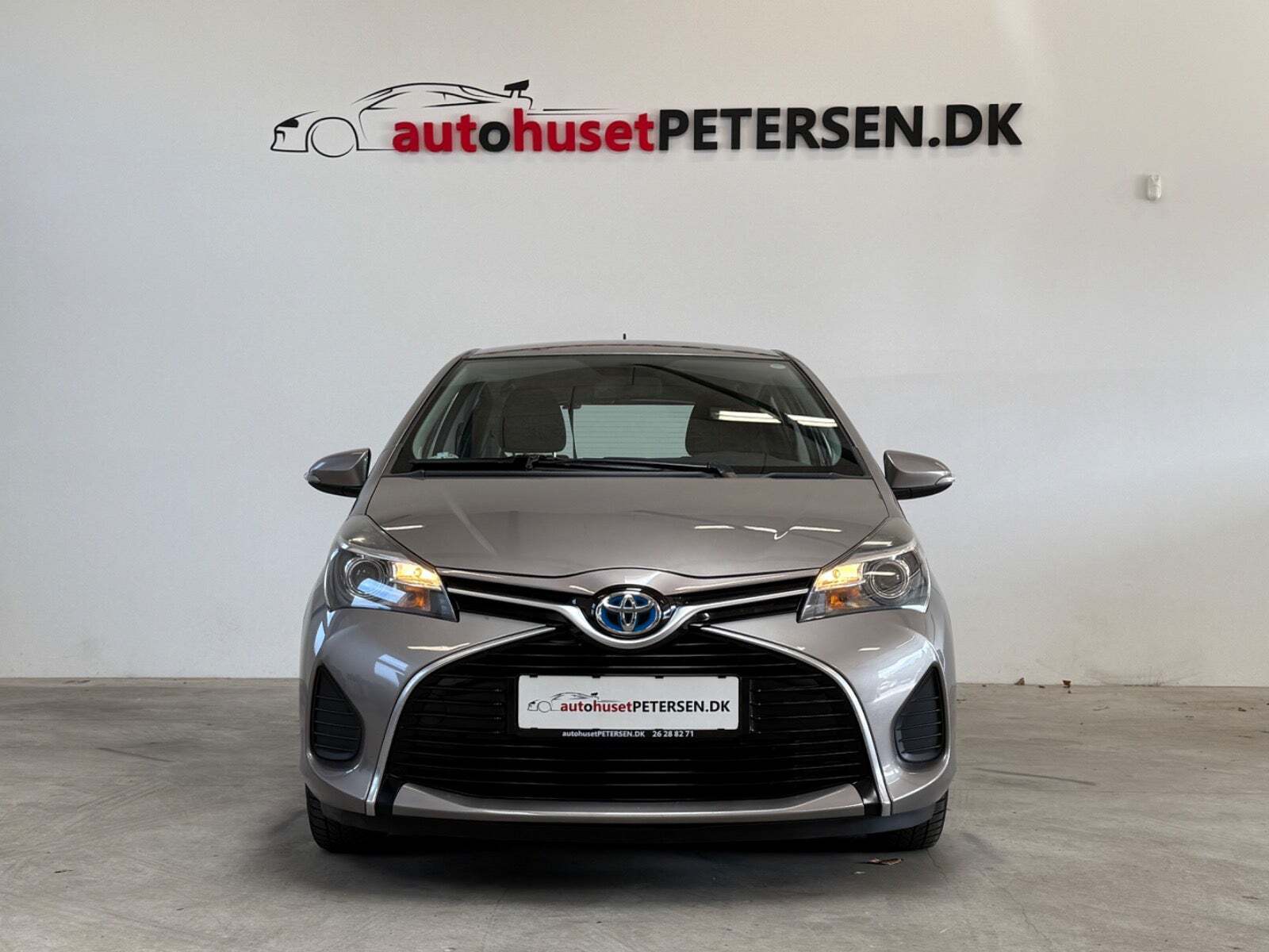 Grå Toyota Yaris fra 2014
