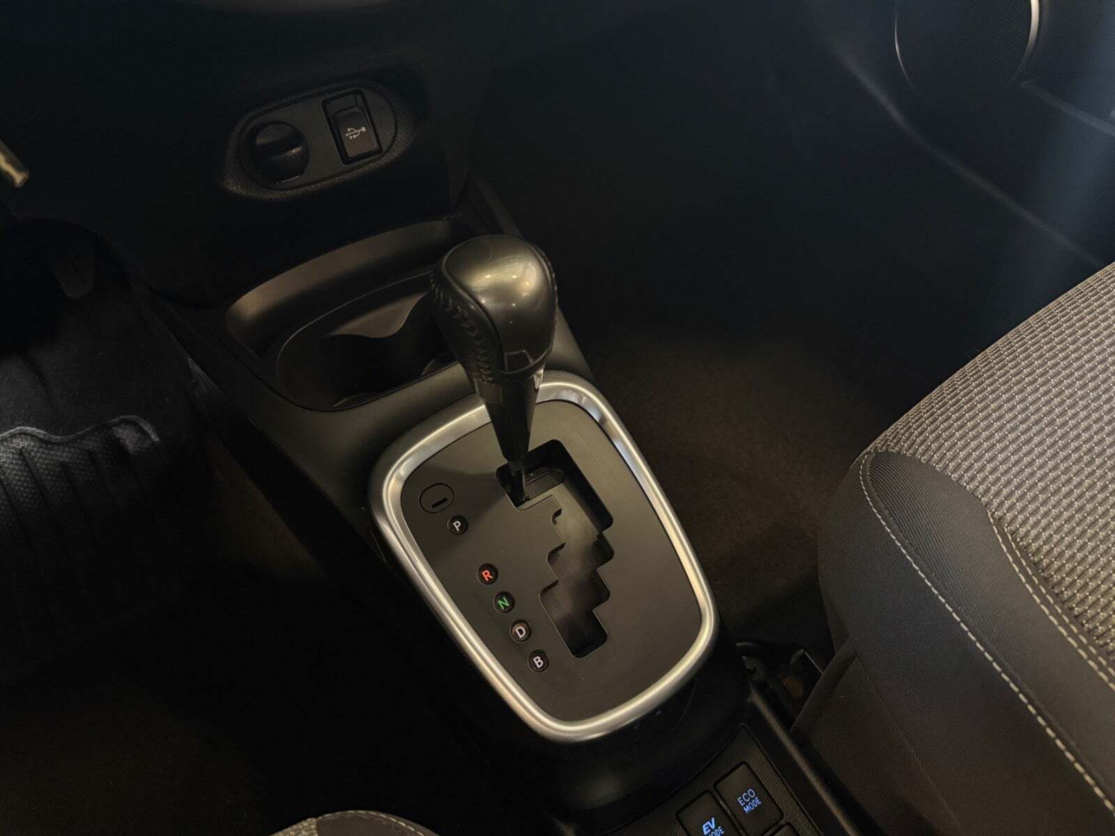 Grå Toyota Yaris fra 2014