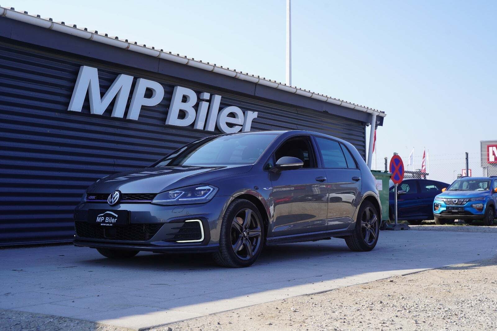 Grå VW Golf VII fra 2018