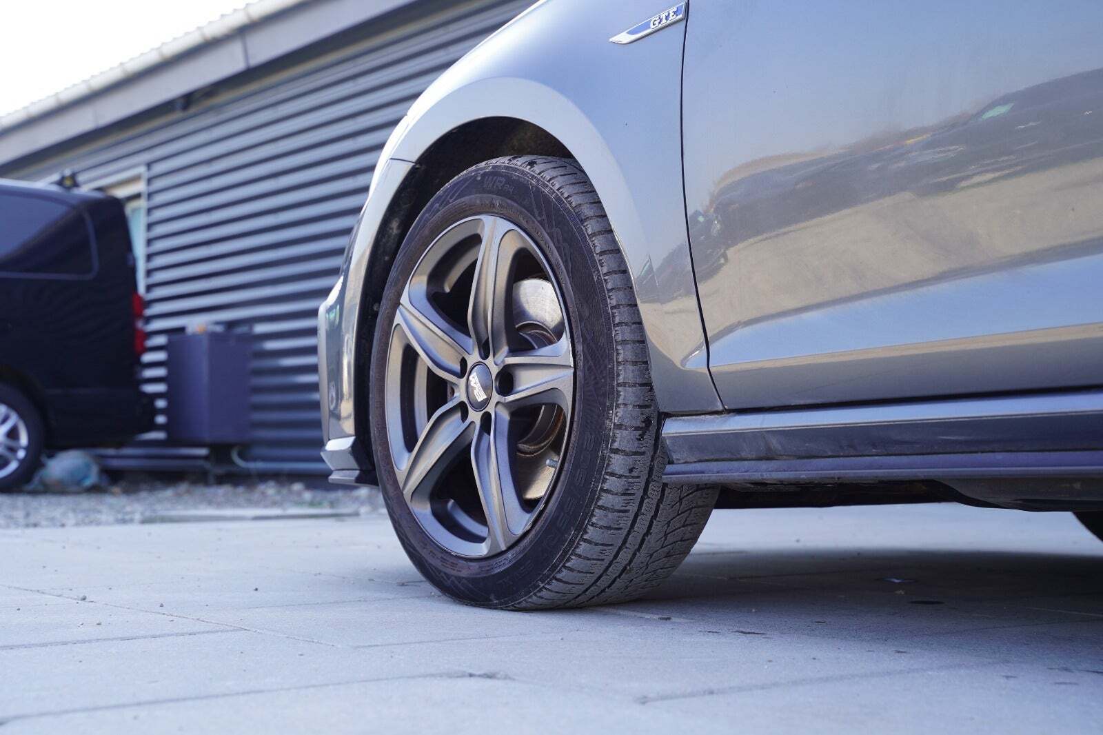 Grå VW Golf VII fra 2018