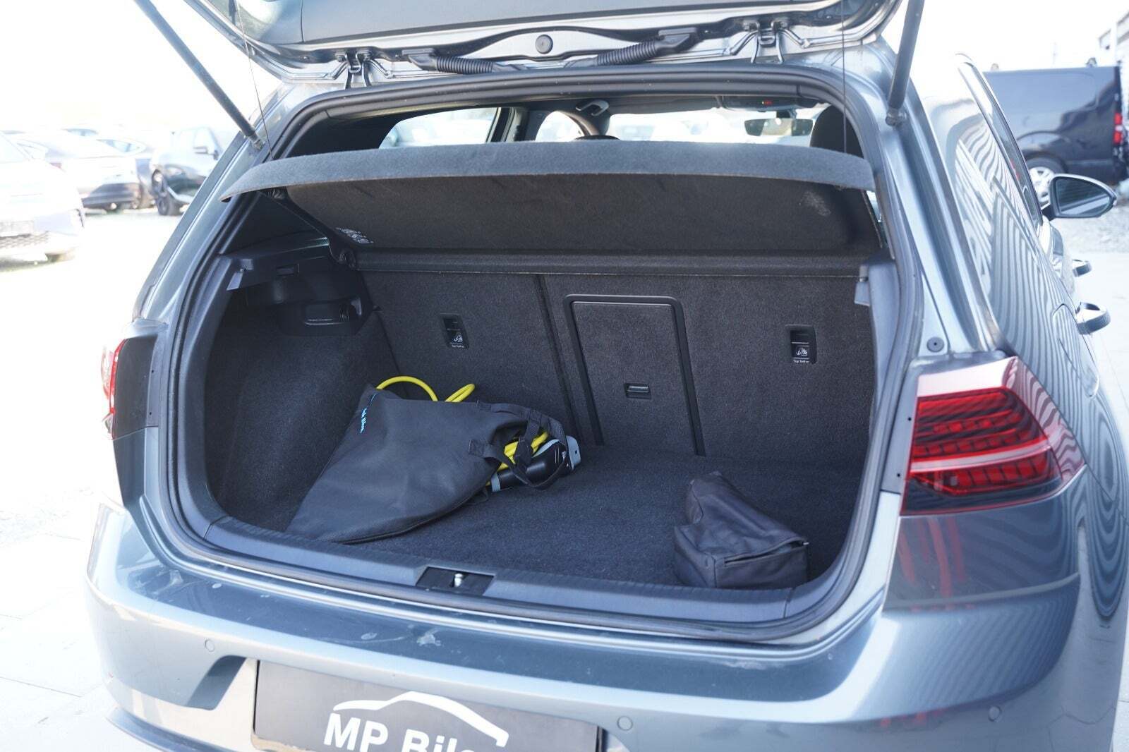 Grå VW Golf VII fra 2018