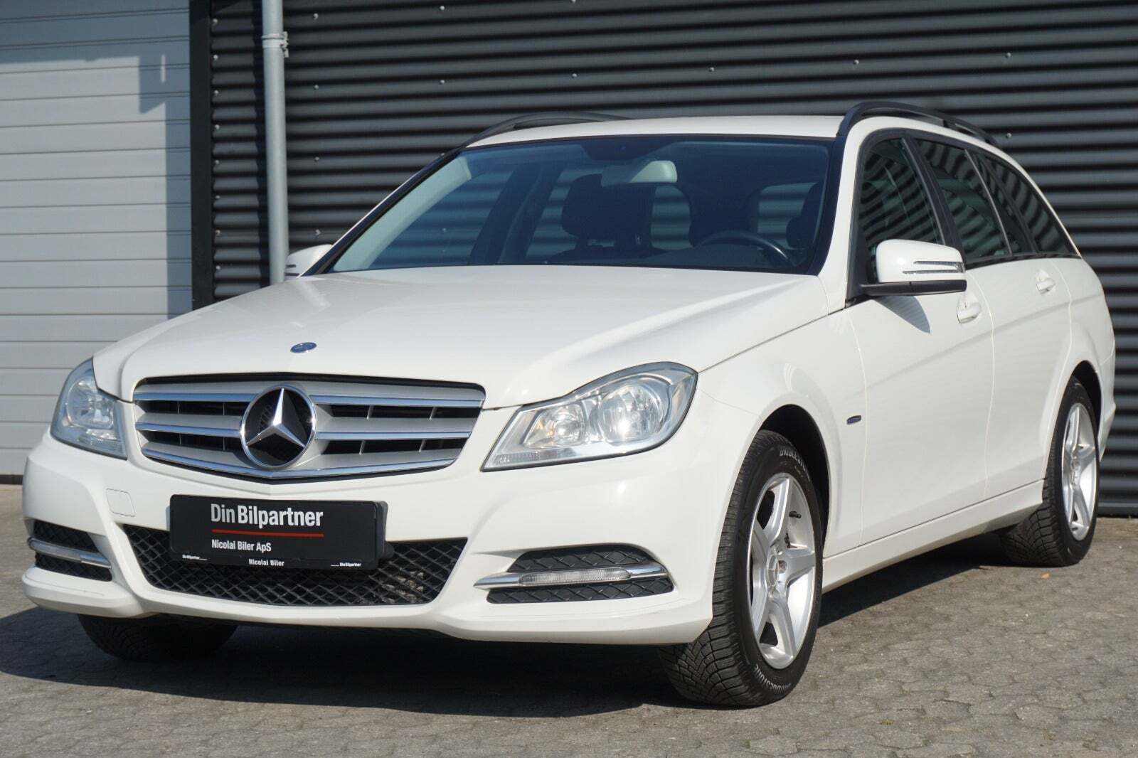 Hvid Mercedes C220 fra 2012 set udefra