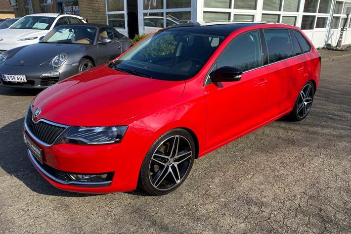 Rød Skoda Rapid fra 2018 set udefra