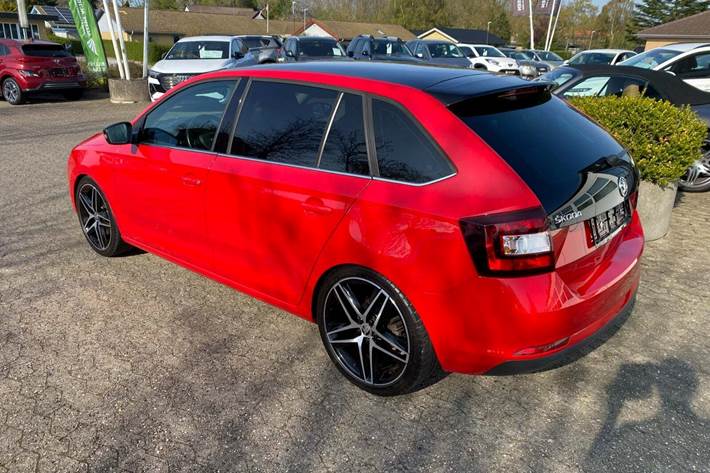 Rød Skoda Rapid fra 2018