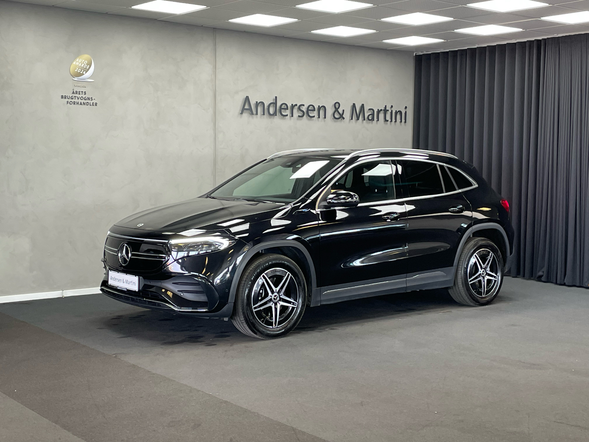 Sort Mercedes EQA 250 fra 2021 set udefra