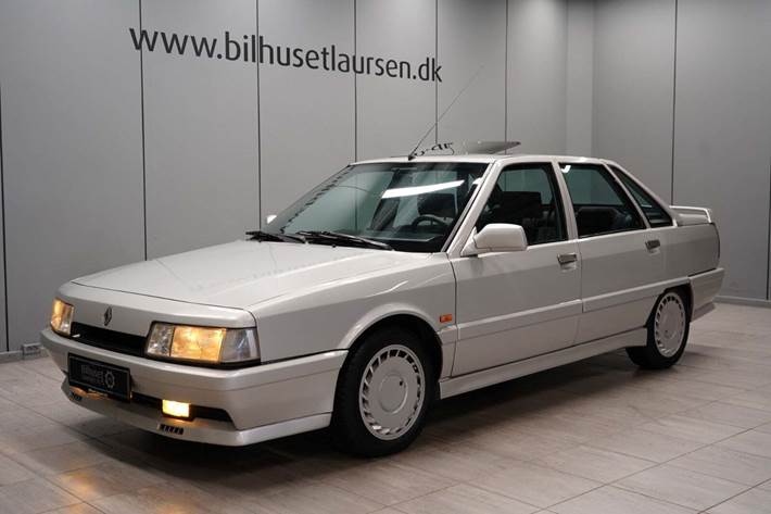 Sølv Renault 21 fra 1988 set udefra