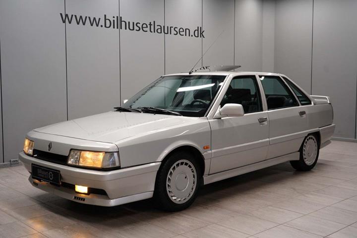 Sølv Renault 21 fra 1988 set udefra