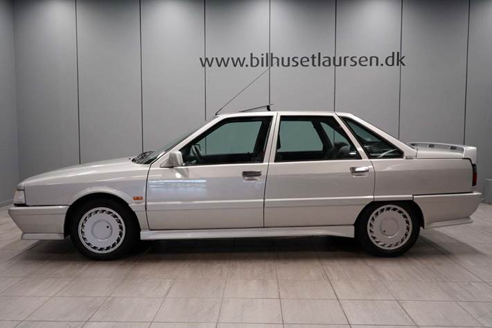 Sølv Renault 21 fra 1988 set udefra