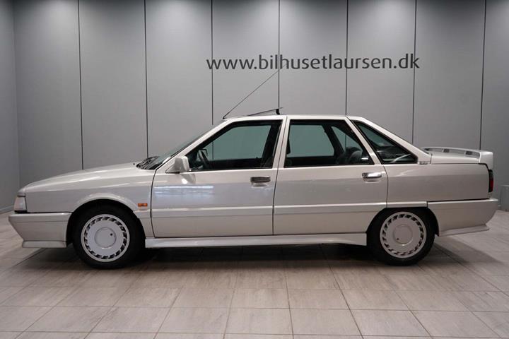 Sølv Renault 21 fra 1988 set udefra