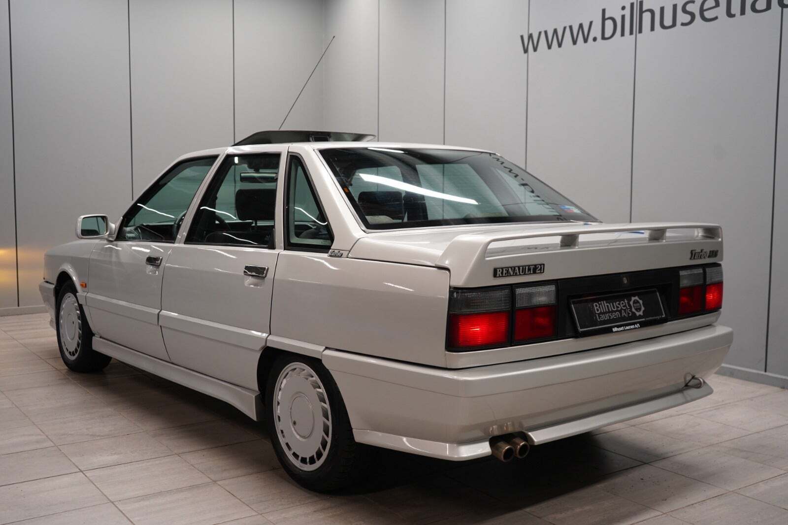 Sølv Renault 21 fra 1988 set udefra