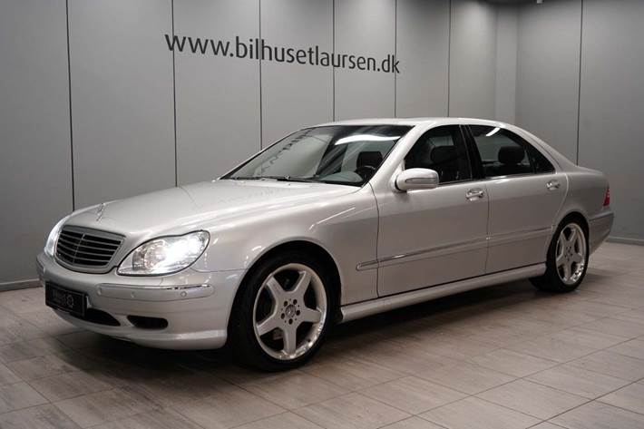 Sølv Mercedes S55 fra 2001 set udefra