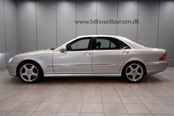 Sølv Mercedes S55 fra 2001 set udefra