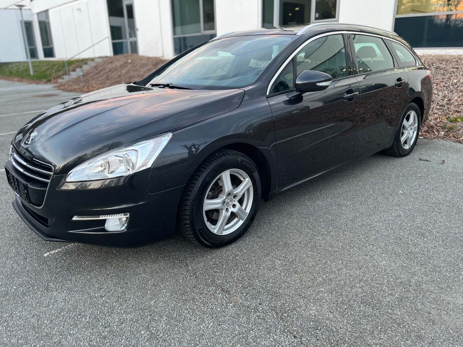 Grå Peugeot 508 fra 2012 set udefra