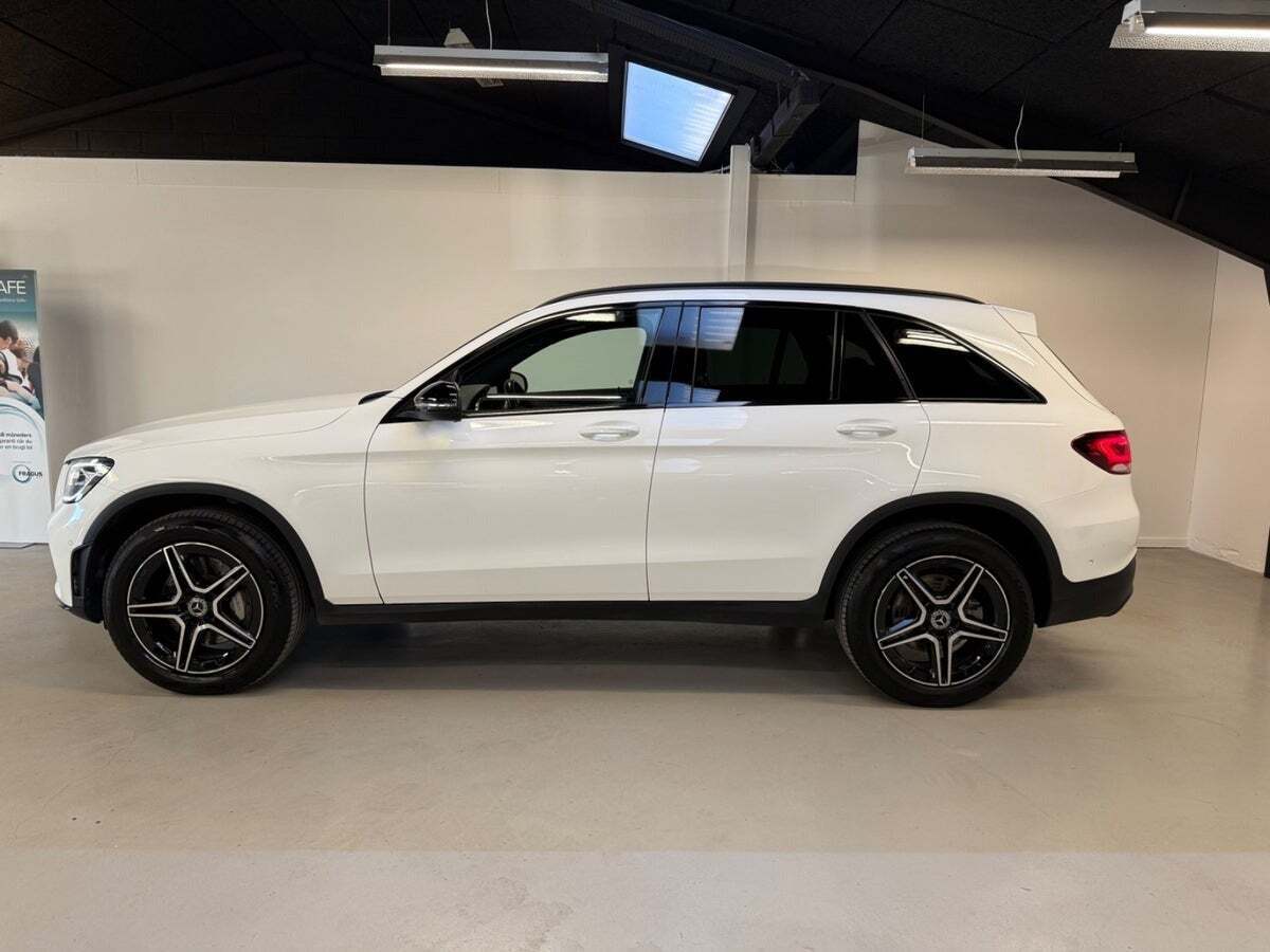 Hvid Mercedes GLC300 e fra 2021 set udefra