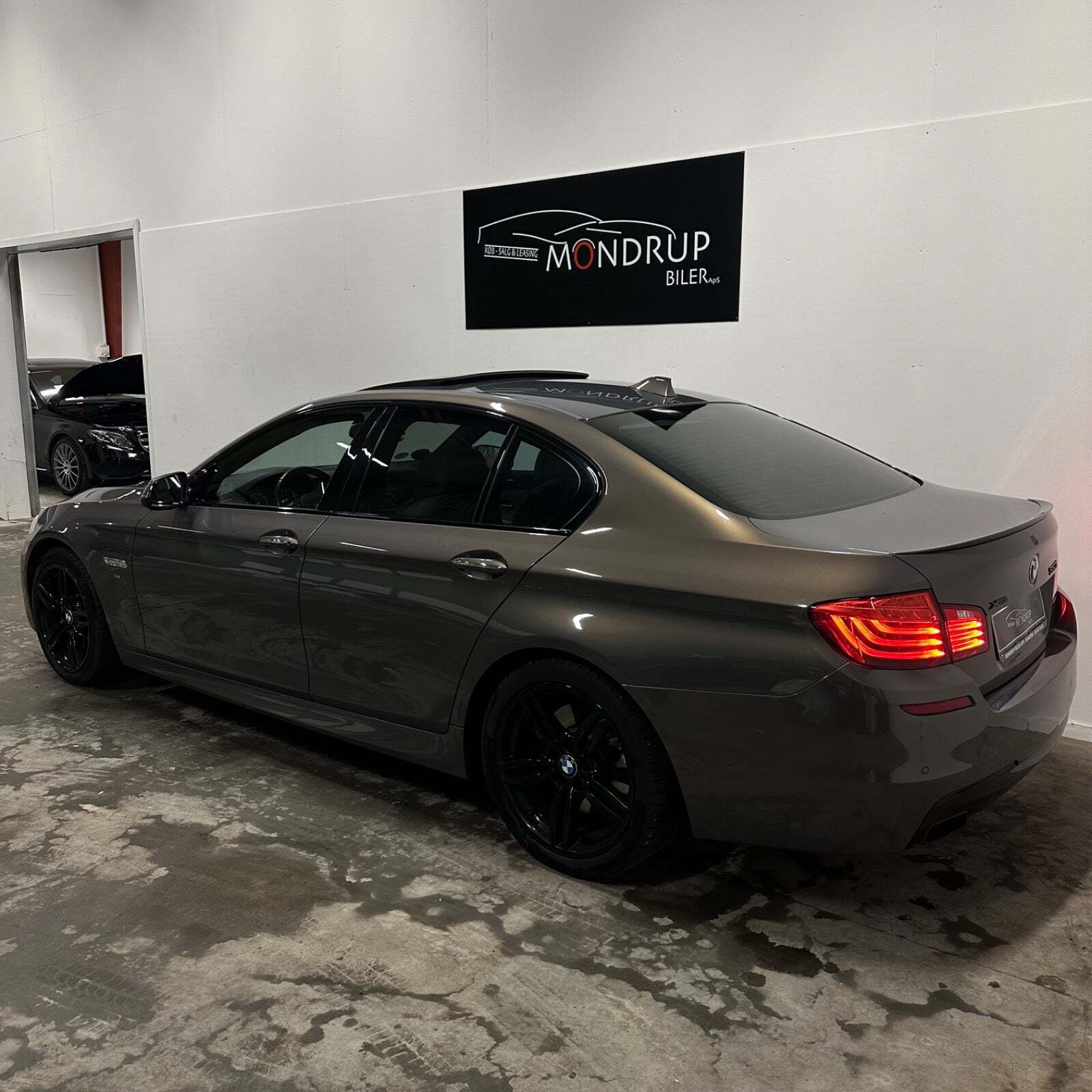 Kobber BMW 550i fra 2014 set udefra