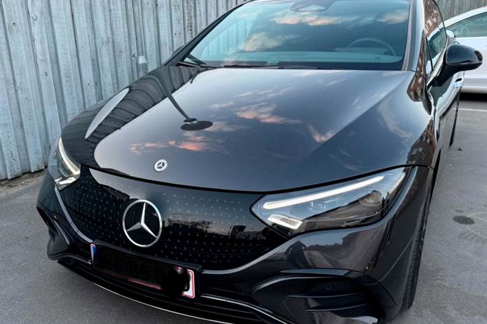 Sort Mercedes EQE300 fra 2023