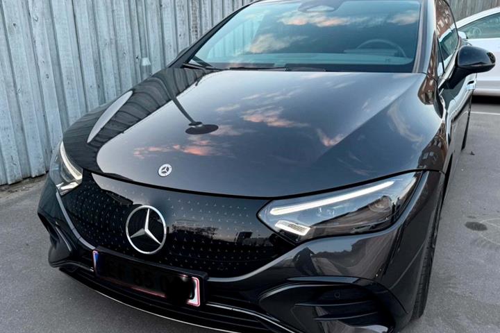 Sort Mercedes EQE300 fra 2023
