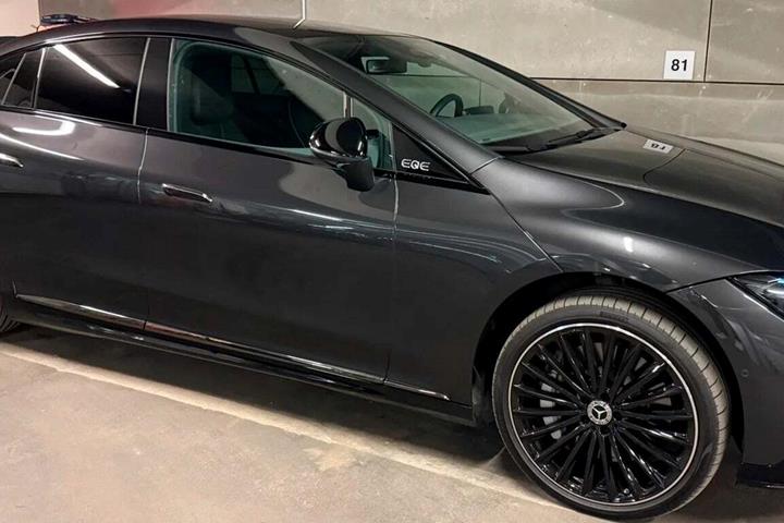 Sort Mercedes EQE300 fra 2023