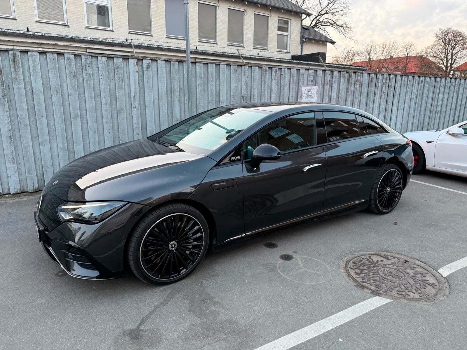 Sort Mercedes EQE300 fra 2023