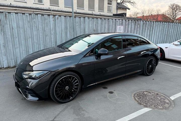 Sort Mercedes EQE300 fra 2023
