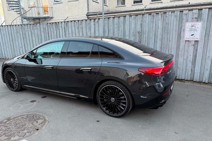 Sort Mercedes EQE300 fra 2023