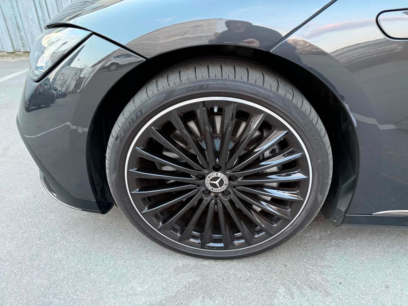 Sort Mercedes EQE300 fra 2023