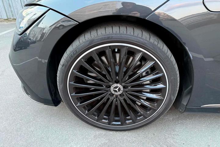 Sort Mercedes EQE300 fra 2023