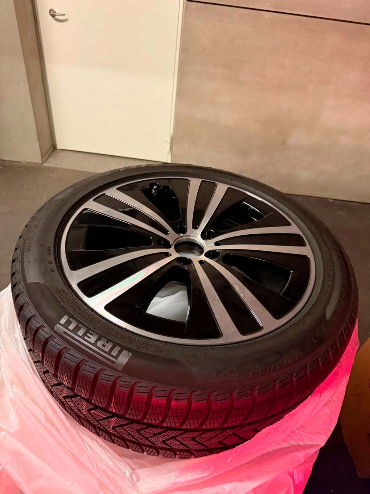 Sort Mercedes EQE300 fra 2023