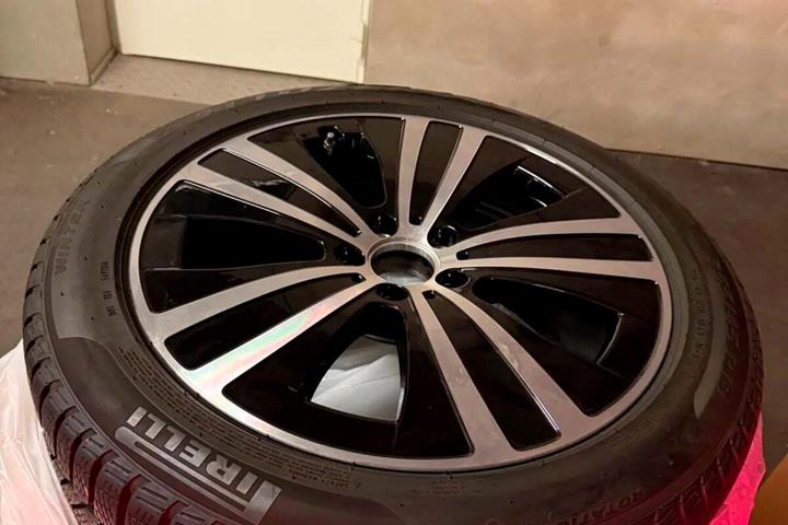 Sort Mercedes EQE300 fra 2023