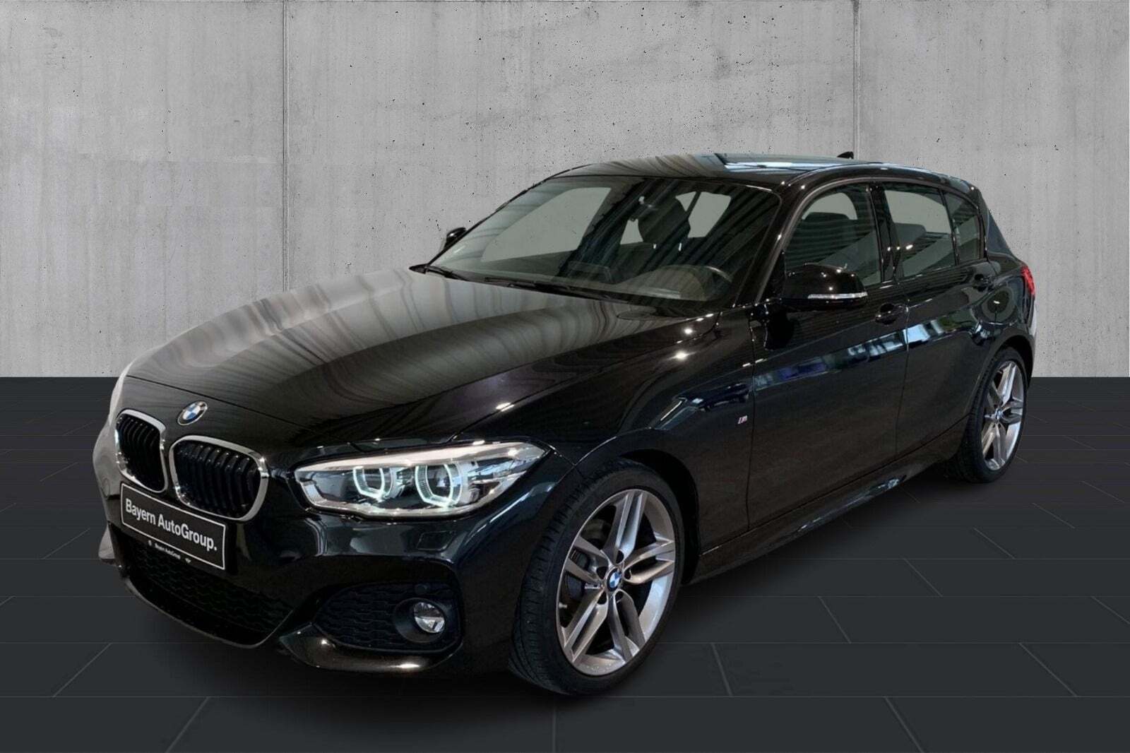 Sort BMW 118i fra 2019 set udefra