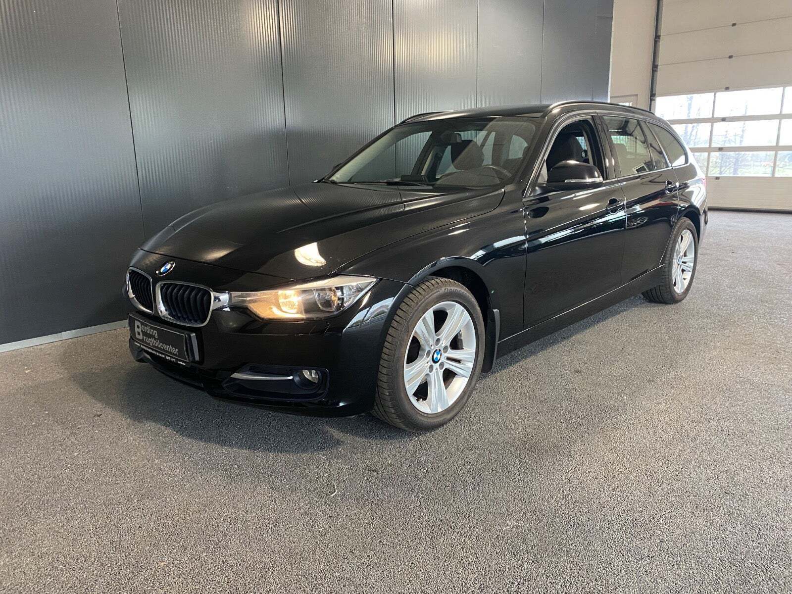 Sort BMW 316i fra 2014 set udefra