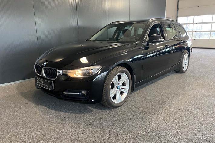 Sort BMW 316i fra 2014 set udefra