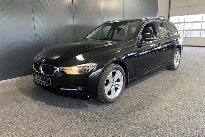 Sort BMW 316i fra 2014 set udefra