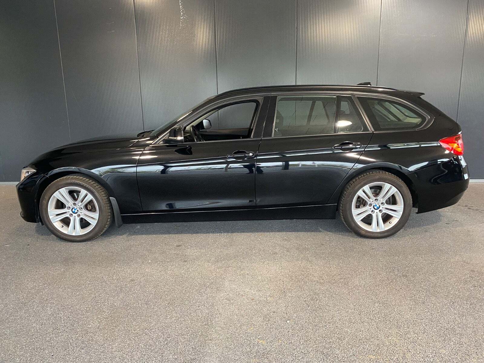 Sort BMW 316i fra 2014 set udefra