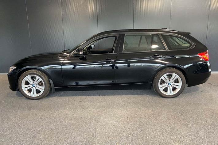 Sort BMW 316i fra 2014 set udefra